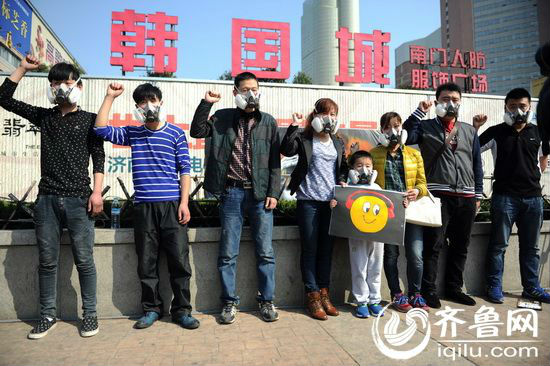 济南唇腭裂康复患者街头带防毒面罩做涂鸦，呼吁反歧视。