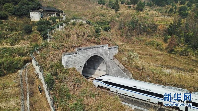 （图片故事）（1）住在春运线路上的“平安”夫妻档