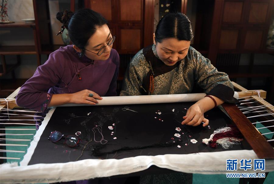 （图片故事）（1）江苏：母女传承苏绣技艺 传播中国文化