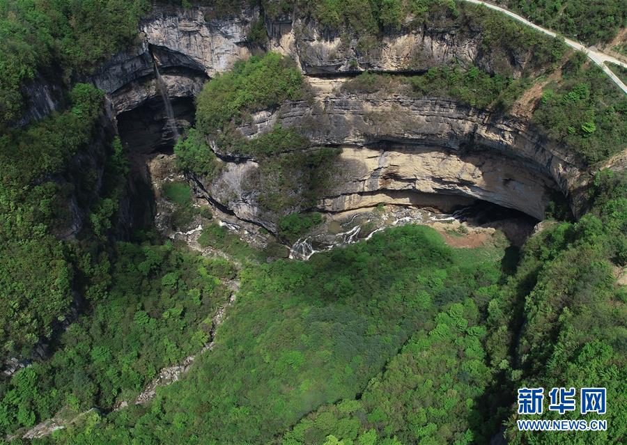 （XHDW·图文互动）（1）垂直总高340米 探秘中国西北部的神秘天坑