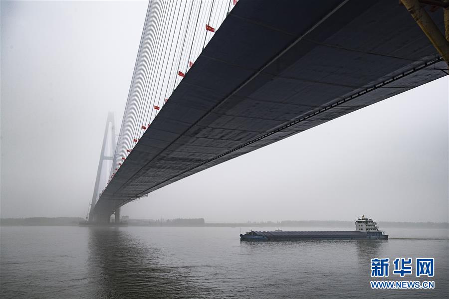 （经济）（1）武汉青山长江大桥顺利合龙