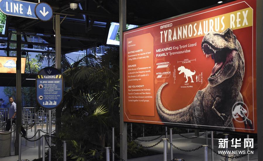 （新华视界）（6）美国洛杉矶环球影城开放“侏罗纪世界”虚拟体验项目