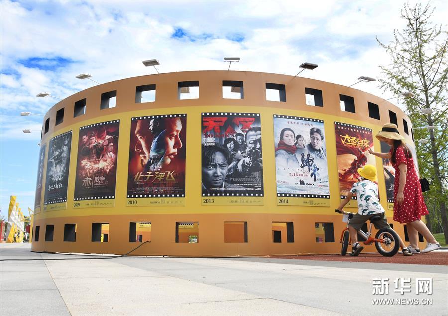 （文化）（5）青岛举行国产优秀电影海报展