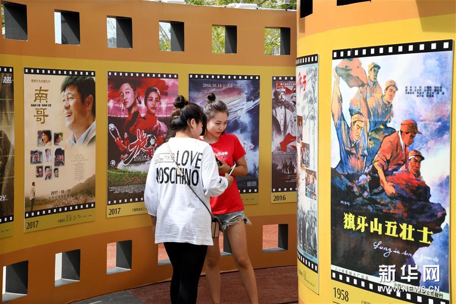（文化）（4）青岛举行国产优秀电影海报展