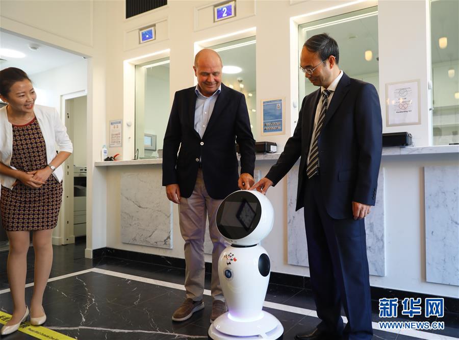 （XHDW）中国驻比利时使馆启用领事服务机器人