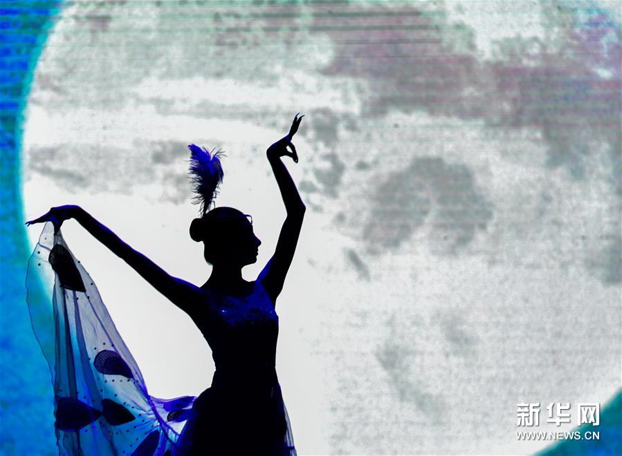 （新华视界）（2）中国残疾人艺术团公益巡演献艺青海