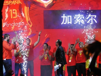 西班牙庆祝篮球世界杯夺冠