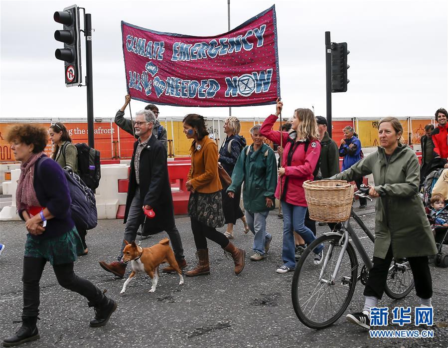 （国际）（1）英国布莱顿举行气候变化游行