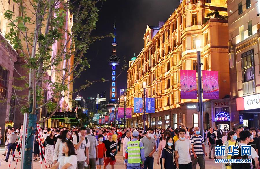 （社会）（1）上海南京路步行街东拓段亮灯“开街”