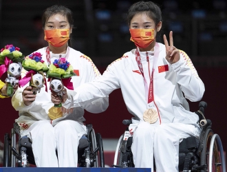 中国轮椅击剑队4金闪耀首个比赛日