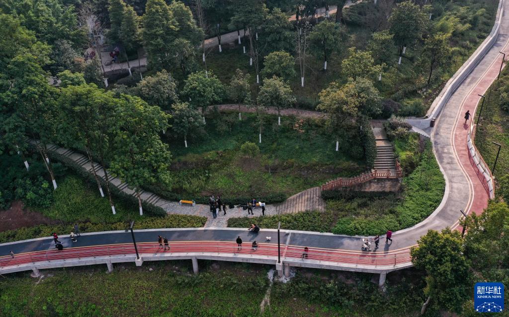 位于重庆市大渡口区的重钢崖线山城步道是重庆市政府规划的60条特色