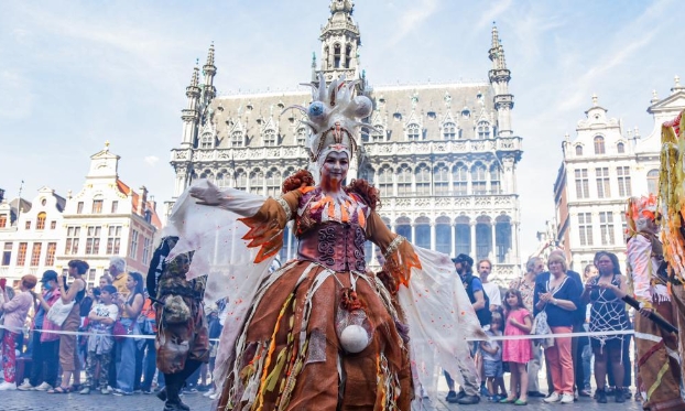 比利时布鲁塞尔举行大型民俗文化巡游(高清组图)