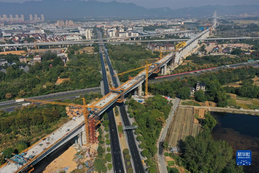 杭溫鐵路二期工程最大跨度連續梁合龍