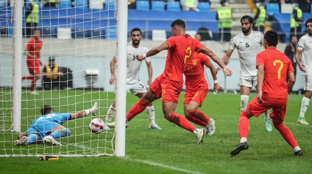 中国男足友谊赛2:0战胜巴勒斯坦队