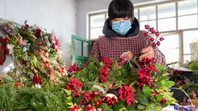 河北乐亭：绢花“绽放”助力农村妇女就业增收
