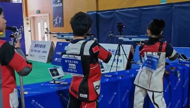 福建选手黄妙杰在全国射击赛中摘得金牌