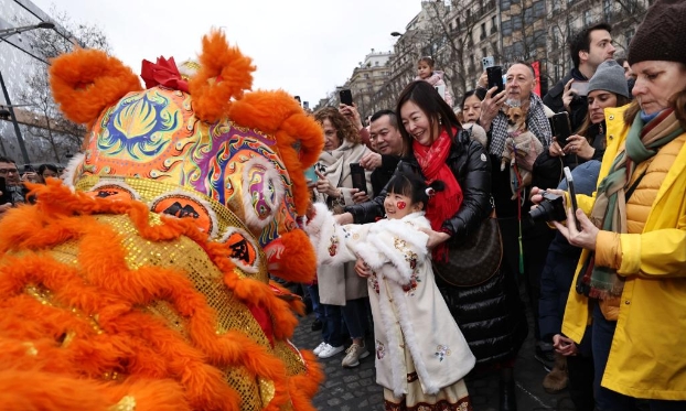 巴黎香榭丽舍大街舞动中国龙庆祝新春(高清组图)
