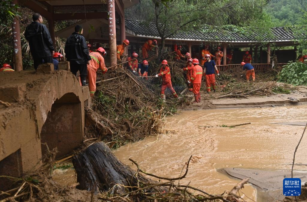 广西岑溪市突发洪水