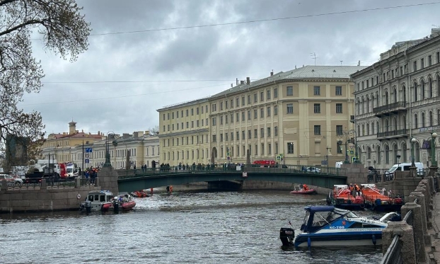 俄罗斯圣彼得堡一公共汽车坠河至少4人死亡(高清组图)