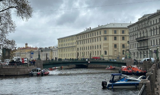俄罗斯圣彼得堡一公共汽车坠河至少4人死亡(高清组图)