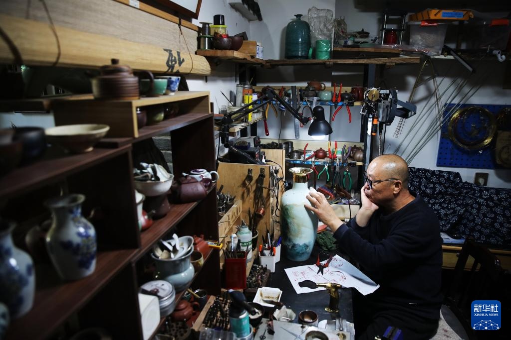  Yang Tao, a craftsman of curium: remake the remnant porcelain under hammer "rebirth"