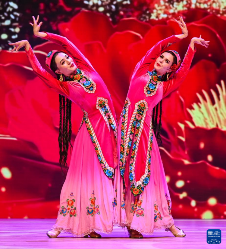中国新疆歌舞团为土耳其带来视听盛宴