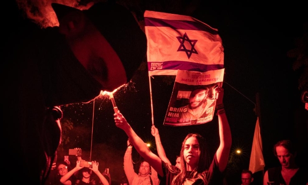 以色列民众在特拉维夫举行大规模集会呼吁解救被扣押人员