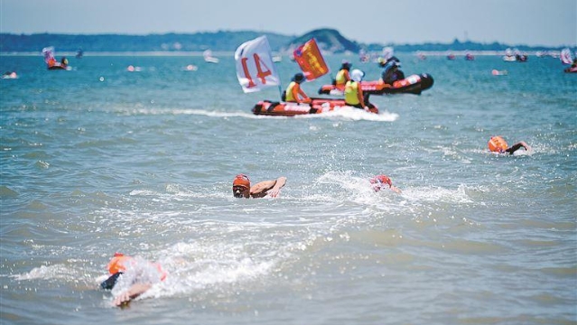 第12届厦金海峡横渡举行 200名两岸泳士游出速度与激情