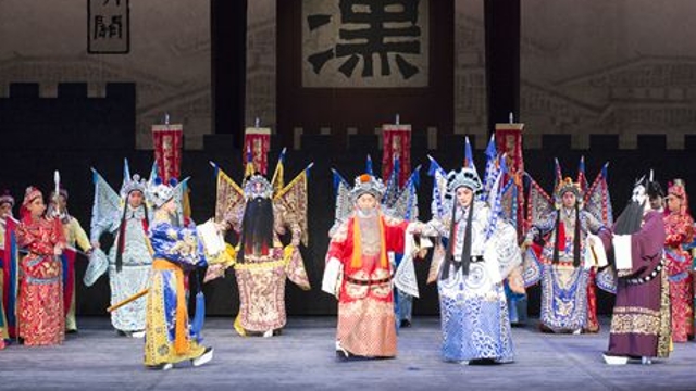  Hubei Provincial Peking Opera Theater came to Rong to perform three major operas