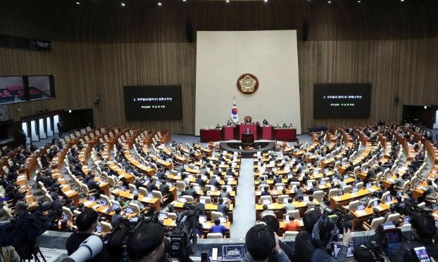 韩国国会表决通过了针对代行总统职权的国务总理韩德洙的弹劾动议案