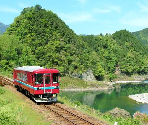 日本推出“相亲列车”为单身男女创造恋爱机会