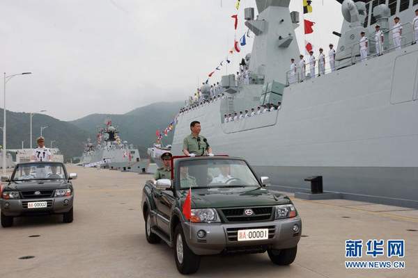 习近平检阅水兵仪仗队后，登上敞篷车，在雄壮的阅兵曲中依次检阅岳阳舰、衡水舰、玉林舰等舰艇。