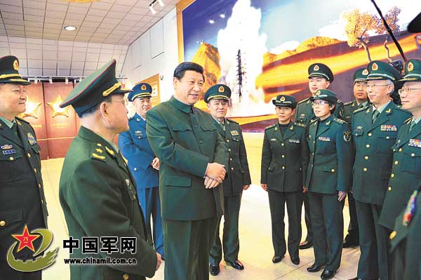 习近平与酒泉卫星发射中心技术人员和部队官兵亲切交谈。解放军报记者岱天荣摄