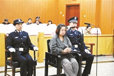 张云（化名）受审时供述，她与男友勾结医院领导，以招聘为由骗取48人体检费14304元
