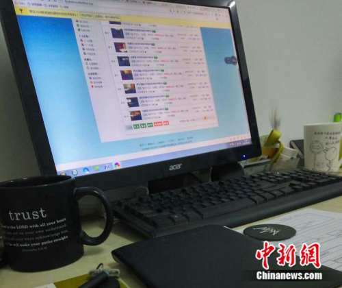 图为北京一小中介公司在网上刷“假房源”。吕春荣 摄