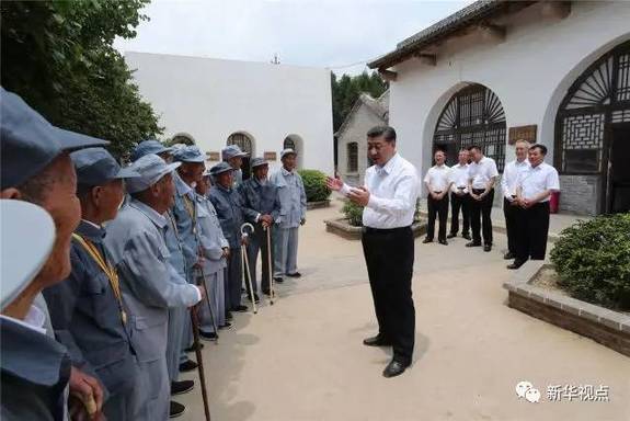 习近平：请乡亲们同党中央一起 撸起袖子加油干