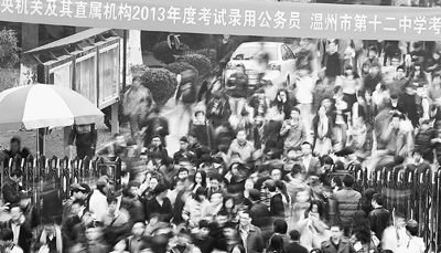 　2013年国家公务员考试超150万人报名。图为浙江温州某考点，考生结束考试后走出考场。 人民视觉