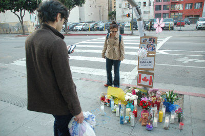 不时有路人及附近工作、关心蓝可儿事件的民众驻足在纪念物堆旁拍照纪念、口中念念有词为遇难者祈祷。（美国《世界日报》／高梓原摄影）