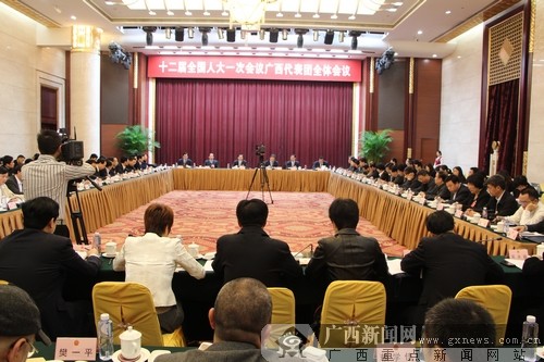 3月9日，广西代表团举行全体会议，审议全国人大常委会工作报告。广西新闻网记者 杨郑宝摄