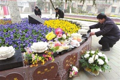 北京清明节前周末百万人扫墓 菊花价格飙涨50%