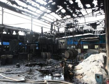 石化制品厂发生大火并爆炸火苗四蹿房顶被炸飞