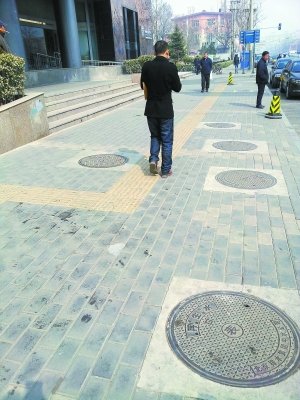 北京红庙路口400米马路上有200个井盖(图)