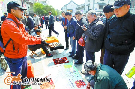 男子揣35元“穷游”中国　一路干几十种工作