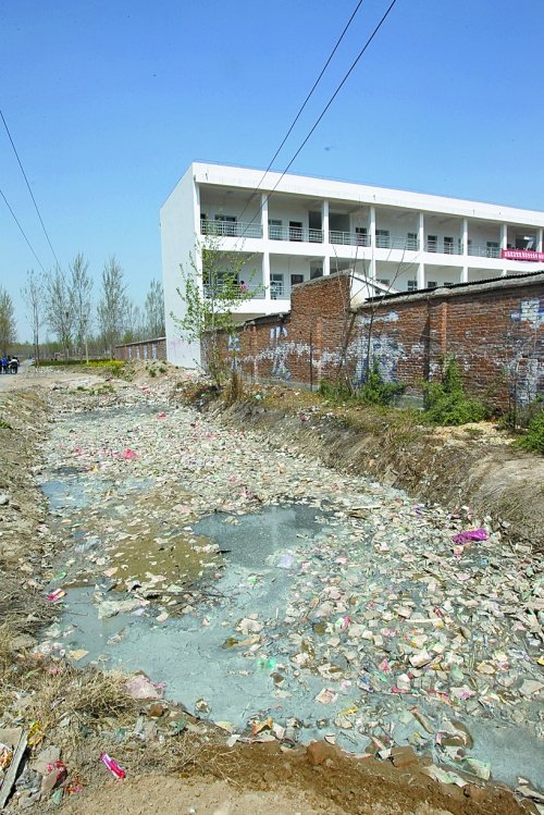 河南兰考一小学被工业污水环绕 空气臭味刺鼻