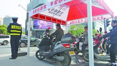 “中国式过马路”致武汉一年浪费4800万元（图）