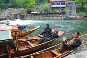 4月12日上午，湘西凤凰县杜田村，许多船只停靠在沱江边等待游客。据守候在此的船家们反映，到当日上午11点还没有出过一趟船，平时这个时候都已经来回四五趟了。图/实习记者杨旭