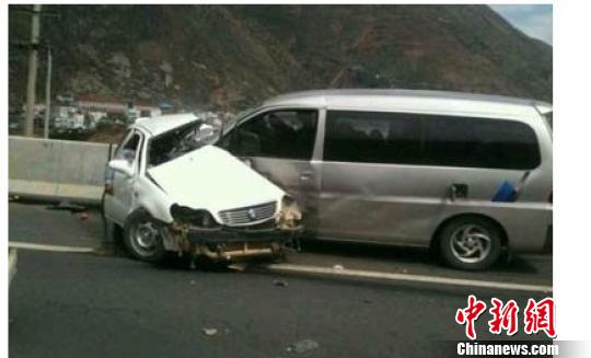 四川雅西高速发生通车来最大交通事故致5死12伤