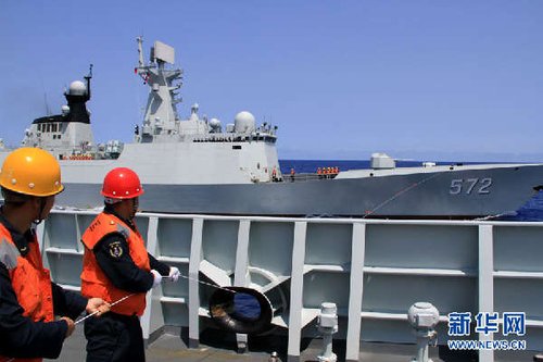 4月14日，兰州舰和衡水舰进行模拟补给训练。新华军事记者杨雷摄