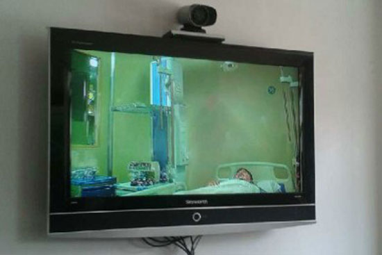河南省第三例H7N9患者目前正在郑州市六院接受隔离治疗，能坐起来，还通过医院视频向大家招手。