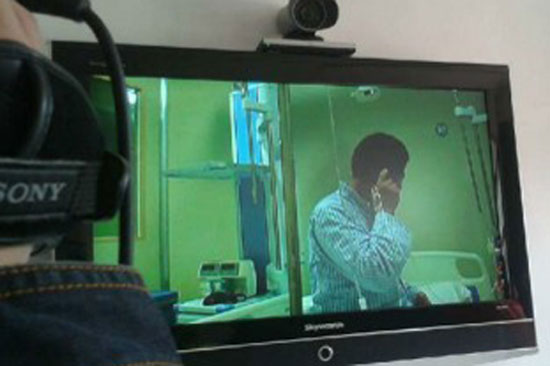 河南省第三例H7N9患者目前正在郑州市六院接受隔离治疗，能坐起来，还通过医院视频向大家招手。
